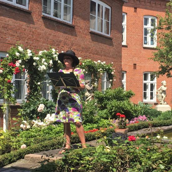 Bibliotekar læser højt i Ernst Have